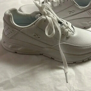 NWOT Infinity by Cherokee size 7 tennis shoes